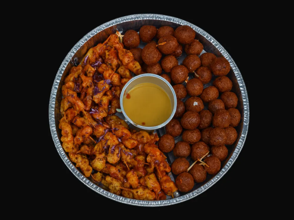 Ovenschaal gevuld met kipgehaktballetjes en kip sate - ca. 100 stuks