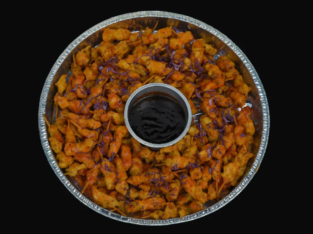 Ovenschaal gevuld met kip sate - ca. 100 stuks