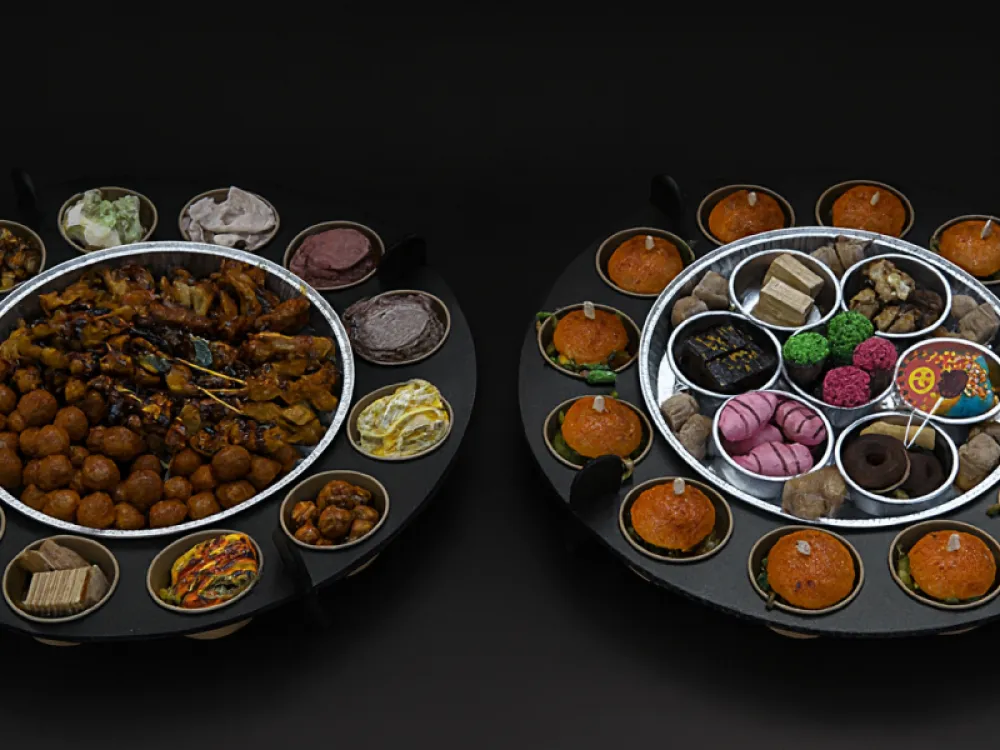 2 borrelschalen met hapjes, desserts en burgers