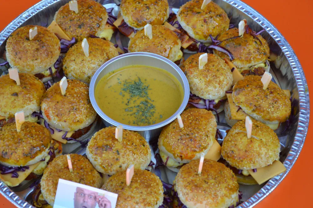 18 Mini Cheeseburgers - inclusief ovenschaal & sausje