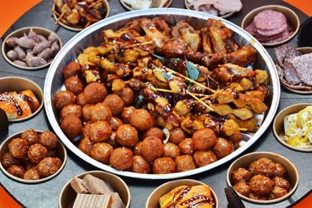 2 borrelschalen met hapjes, desserts en burgers