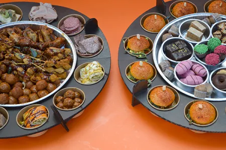 2 borrelschalen met hapjes, desserts en burgers