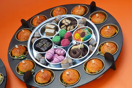 2 borrelschalen met hapjes, desserts en burgers