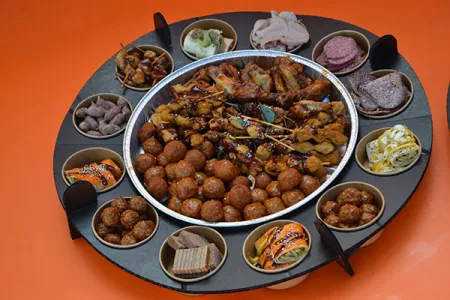 2 borrelschalen met hapjes, desserts en burgers