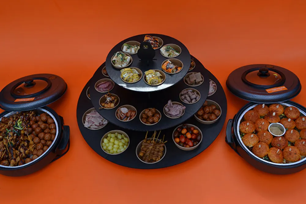 Hapjes Tower - compleet gevuld & inclusief hapjespannen (15-20 personen)