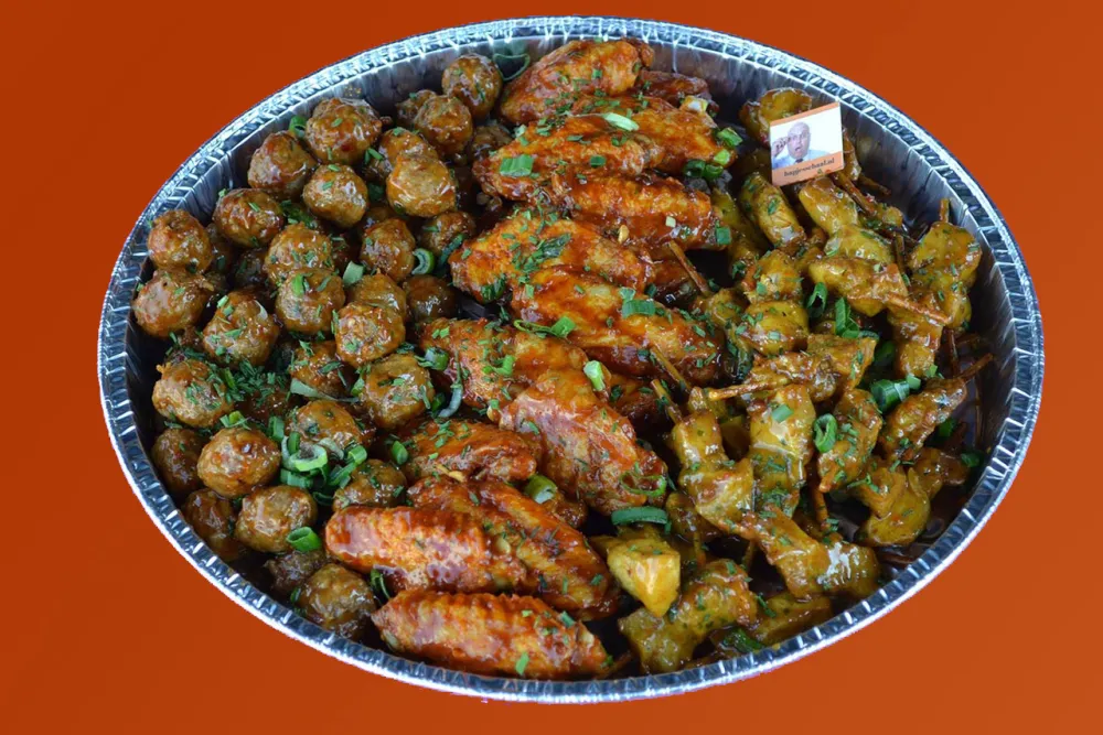 Hapjesschaal kipgehaktballetjes en sate - ca. 100 stuks