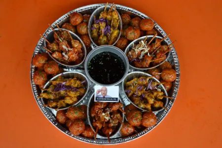 Hapjesschaal voor in de oven - sate & balletjes