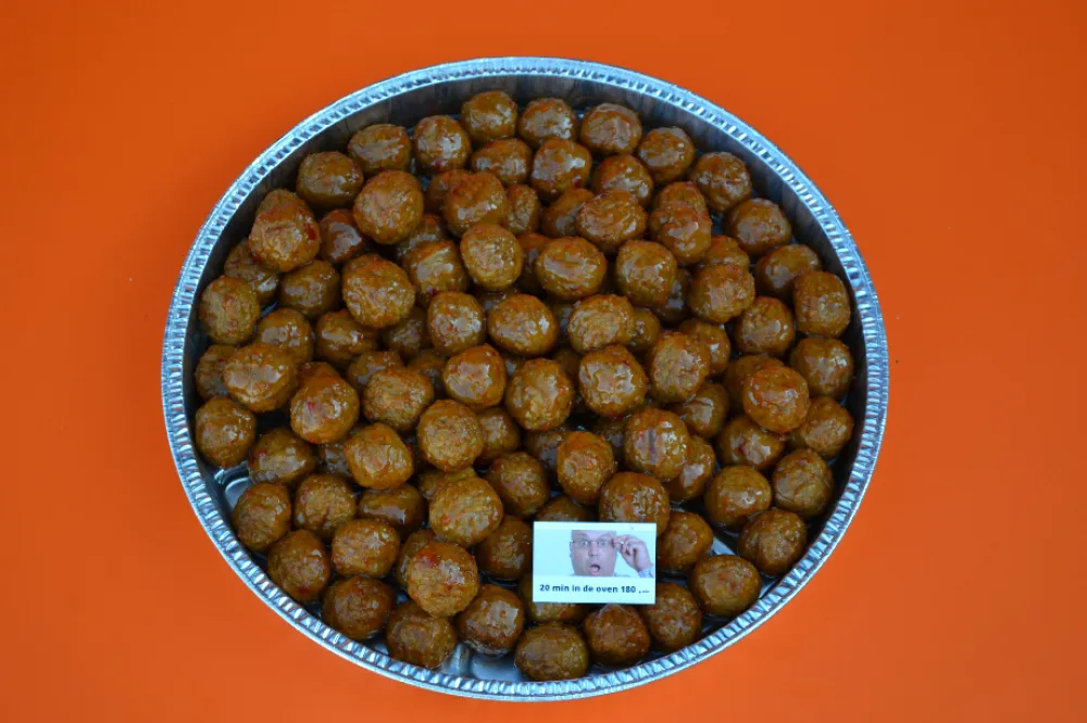 Ovenschaal gevuld met ca. 100 kipgehaktballetjes
