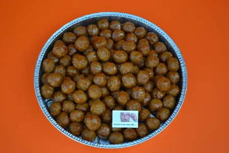 Ovenschaal gevuld met ca. 100 kipgehaktballetjes