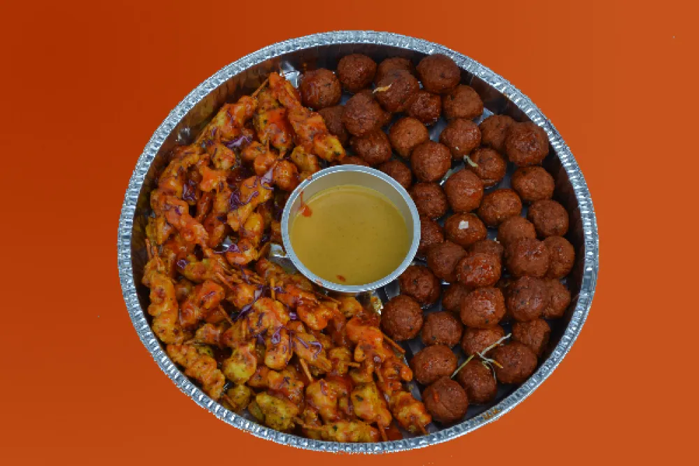 Ovenschaal gevuld met kipgehaktballetjes en kip sate - ca. 100 stuks