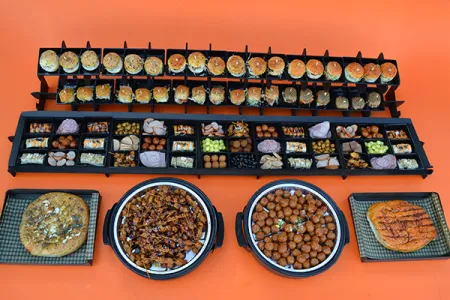 HAPJES BUFFET #3 1 METER 80 CM LANG !! √ hapjes √ warme hapjes √ mini broodjes √ burgers √ tomaten en knoflook brood