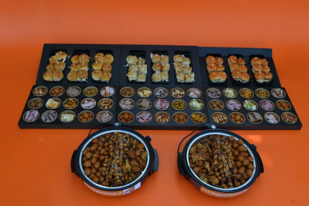 Hapjesbuffet #12 - veel koude hapjes + 54 mini broodjes + 2 warme pannen