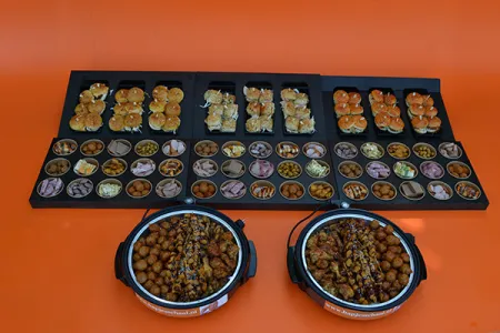 Hapjesbuffet #12 - veel koude hapjes + 54 mini broodjes + 2 warme pannen