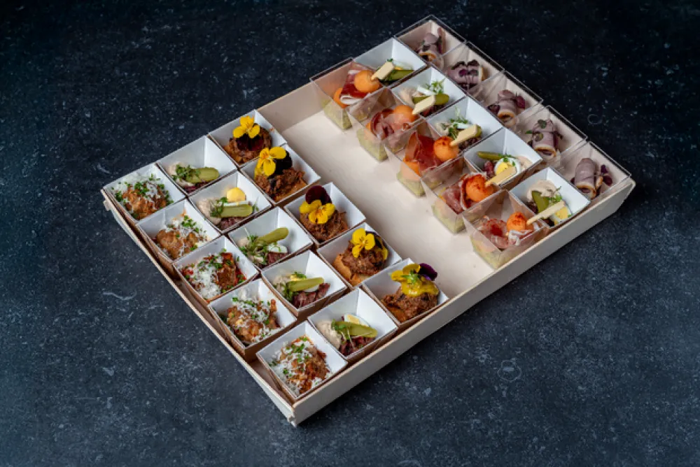 Luxe vlees hapjesschaal met 60 culinaire hapjes